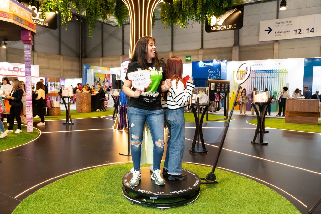 Proyecto: Medicaline en Expodental 2024: encontrarse bajo un árbol · 7